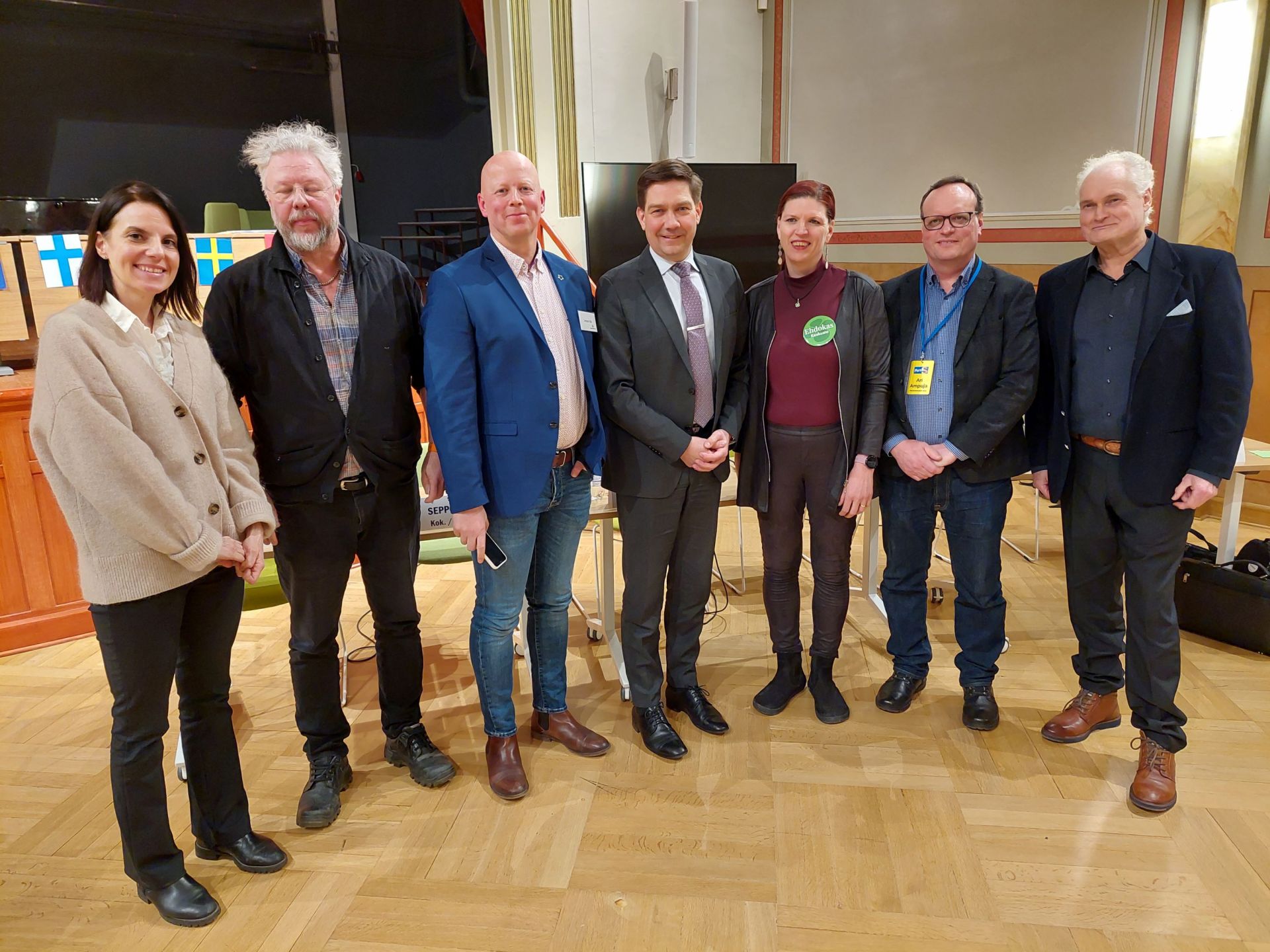 Kuvassa vas. paneelin puheenjohtaja Kirsi Heikel, ehdokkaat Harri Virtanen (SDP), Seppo Ijäs  (KOK), Thomas Blomqvist (RKP), Sanna Kurki (Kesk) ja Ari Ampuja (PS).  Mukana myös kaupunginvaltuutettu Timo Raivio (Vihr).